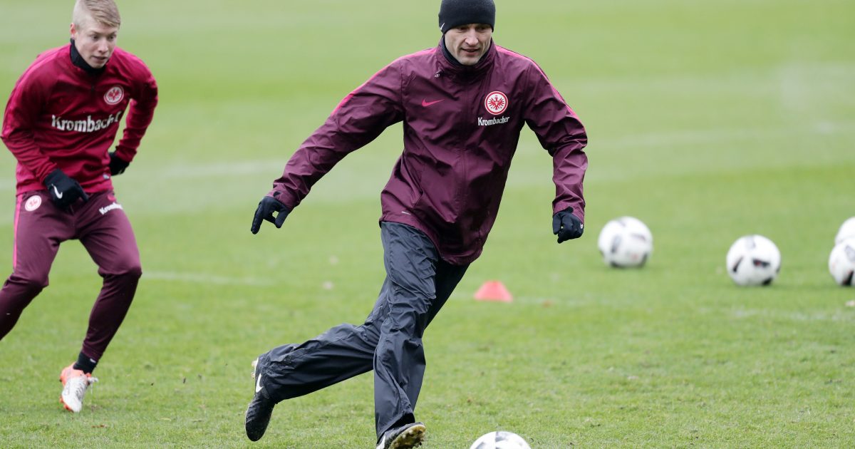 Schnürt im Training ab und zu noch selbst die Fußballschuhe: Co-Trainer Robert Kovac.