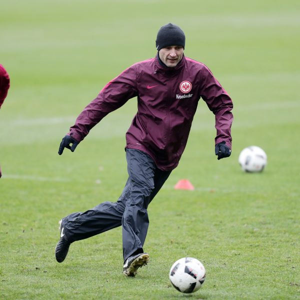 Schnürt im Training ab und zu noch selbst die Fußballschuhe: Co-Trainer Robert Kovac.