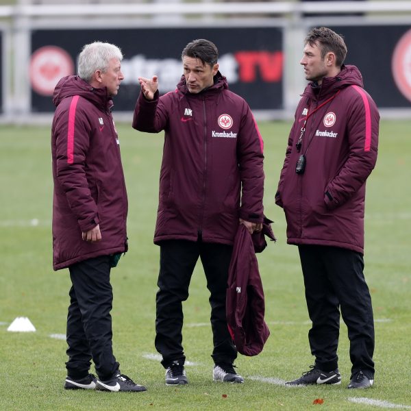 Niko Kovac (Mitte) ist nicht nur mit seinen Schützlingen, sondern auch mit seinem Staff zufrieden. 