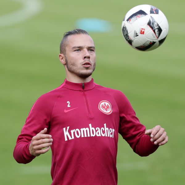 Laut einer Frankfurter Zeitung fehlt Rechtsverteidiger Yanni Regäsel der Eintracht monatelang. 