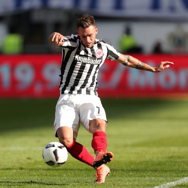 Danny Blum wird auch in Zukunft für die SGE gegen den Ball treten.