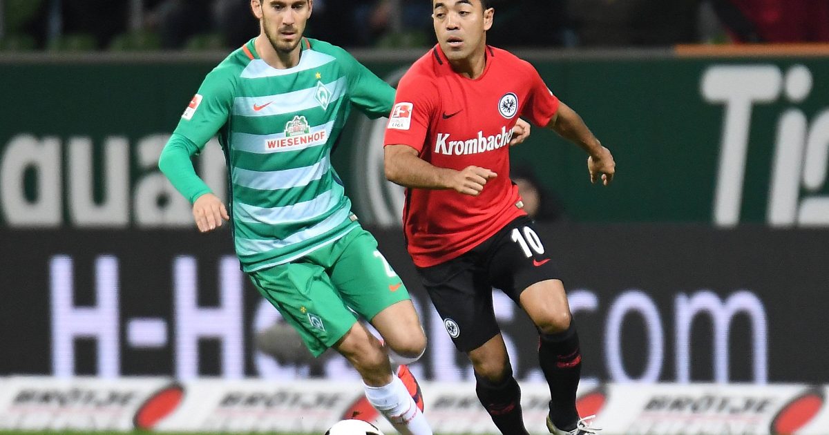 Marco Fabian im Zweikampf mit Bremens Santiago Garcia