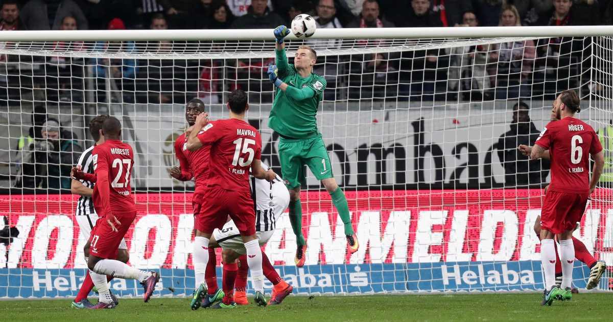 Ein seltenes Bild: Lukas Hradecky muss bei einem hohen Ball eingreifen. 