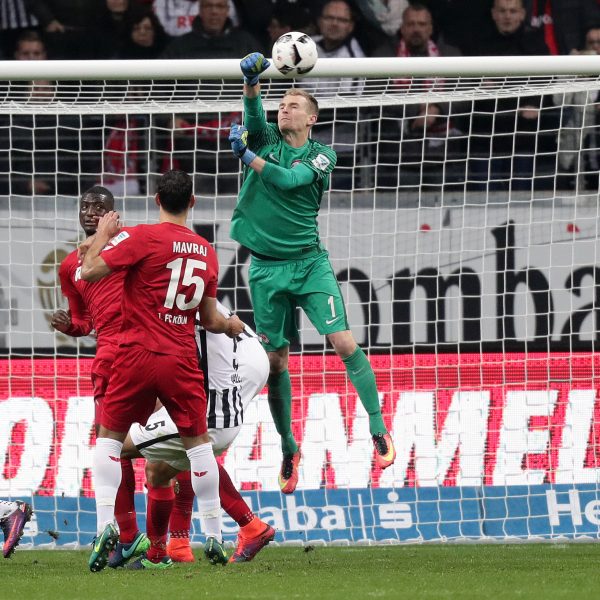 Ein seltenes Bild: Lukas Hradecky muss bei einem hohen Ball eingreifen. 