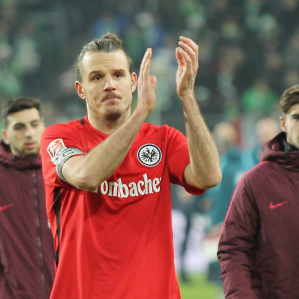 Alex Meier bedankt sich nach der Partie beim mitgereisten Frankfurter Anhang - Diese dankten es ihm aber mit einer trostlosen Note 5,0