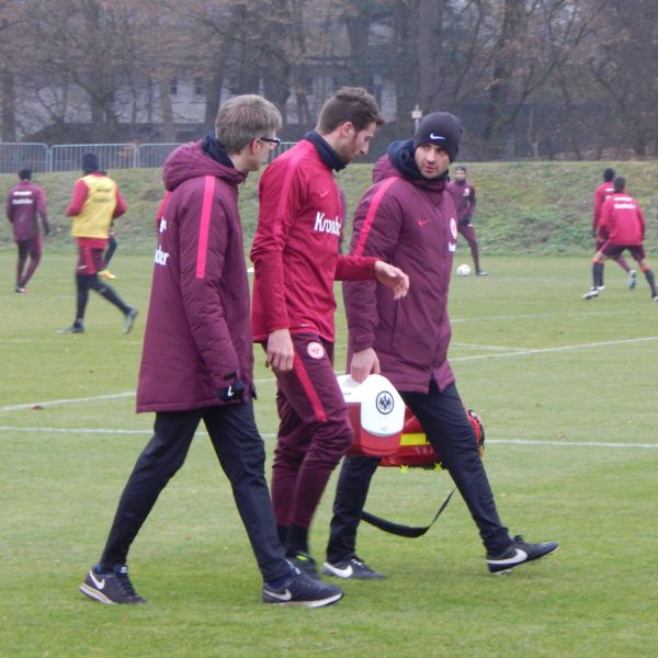 Schockmoment beim heutigen Training! David Abraham humpelte verletzt raus.