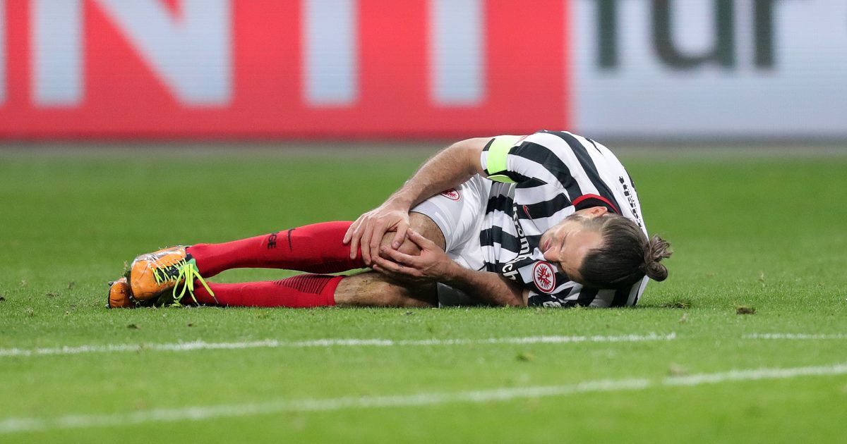 Kapitän Alex Meier hält sich nach einem Foul sein rechtes Knie. Seine Teamkollegen Marco Fabian (30) Mijat Gacinovic (29) sind derzeit in der Top-10 der meistgefoulten Spieler der Saison zu finden.