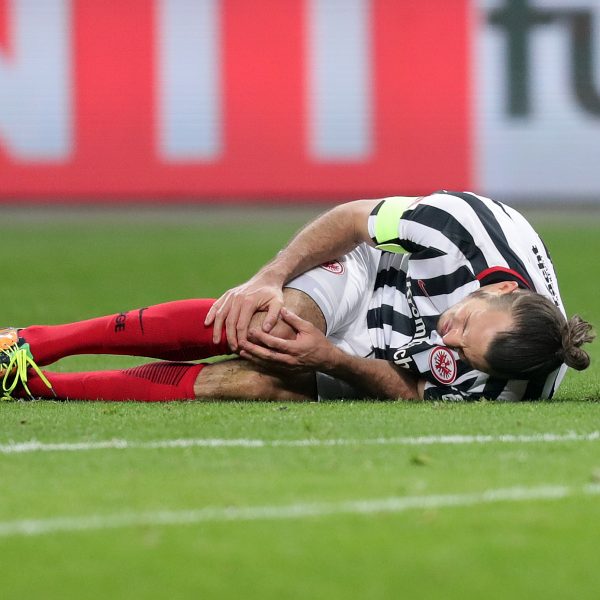 Kapitän Alex Meier hält sich nach einem Foul sein rechtes Knie. Seine Teamkollegen Marco Fabian (30) Mijat Gacinovic (29) sind derzeit in der Top-10 der meistgefoulten Spieler der Saison zu finden.