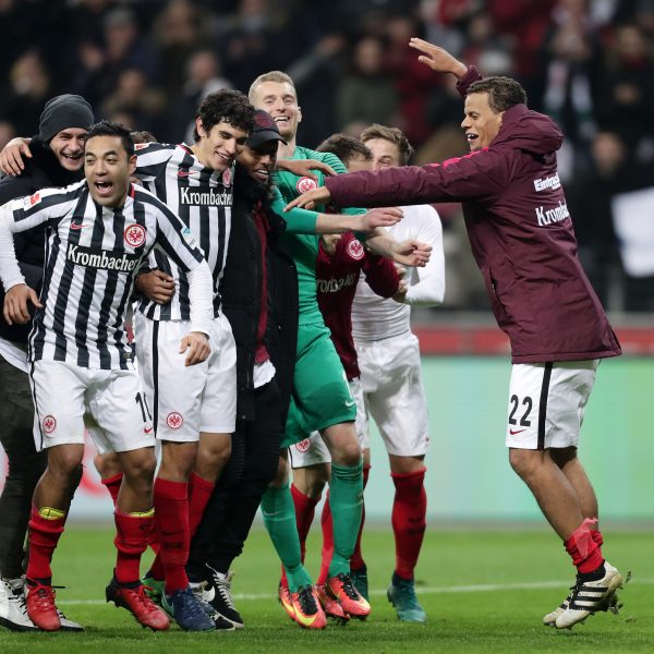 Hier feiert die Mannschaft den 2. Sieg gegen den BVB in 2016. Das schaffte keine andere Mannschaft!