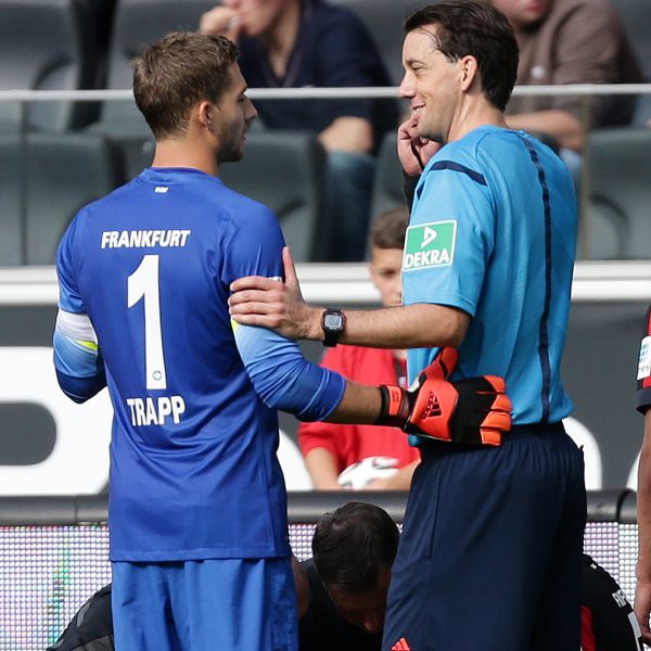 Schiedsrichter Gräfe (rechts) entschuldigte sich nach der Partie bei Kevin Trapp.