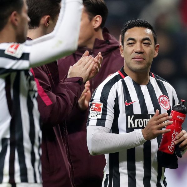 Die Spieler lassen sich vom Anhang feiern - neun Pflichtspiele hintereinander unbesiegt.