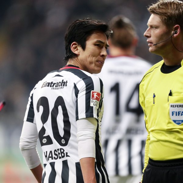 Wird nach dem Spiel gegen Hoffenheim nicht nur von Makoto Hasebe kritisch beäugt: Schiedsrichter Christian Dingert.