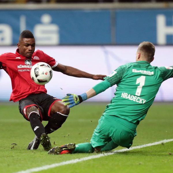 Lukas Hradecky (rechts) hielt die Eintracht mehrfach im Spiel.