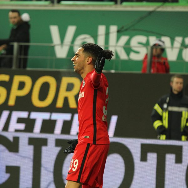 Die Eintracht liegt zur Pause mit 0:1 hinten. 