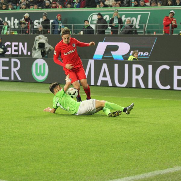 Bastian Oczipka im Zweikampf mit Caligiuri.