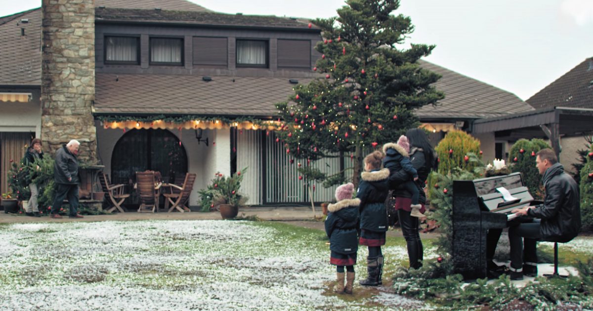 Der Discounter "Penny" drehte mit der Familie Hellmann einen schönen Weihachtsspot. Mit dabei: Eintracht Fan Michael Hellmann.