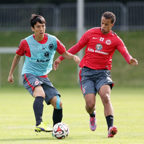Werden auch künftig gemeinsam für die Eintracht kicken: Makoto Hasebe (li.) und Timothy Chandler. 