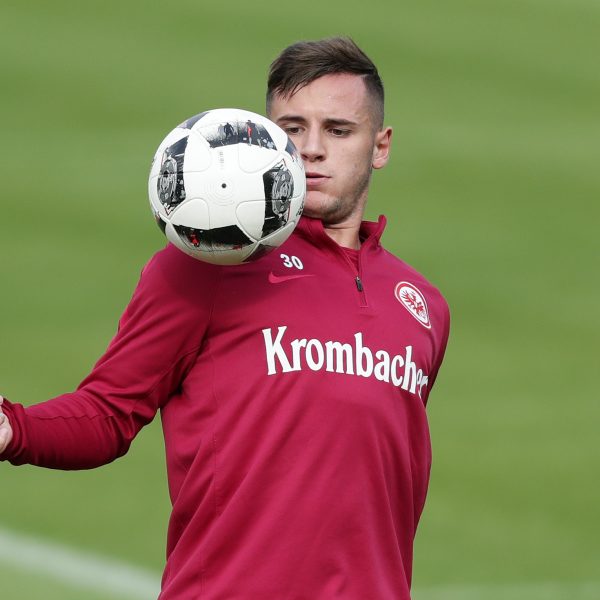 Shani Tarashaj konnte nach seiner Mandel-OP wieder ins Training der SGE einsteigen. 