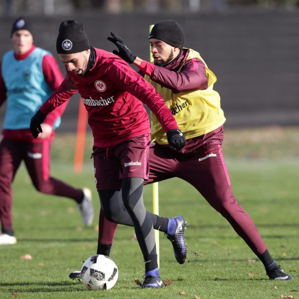Michael Hector (rechts, hier im Zweikampf mit Omar Mascarell) spielte vor der Eintracht nur in Großbritannien. 