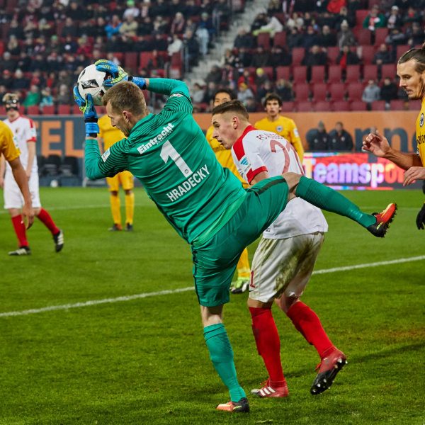 Lukas Hradecky hält den Punktgewinn fest und wird von den Fans zum Spieler des Spiels gewählt (Foto: imago/DeFodi).