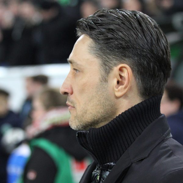 Eintracht-Trainer Niko Kovac wirft ein Auge auf das Spiel in Wolfsburg. 