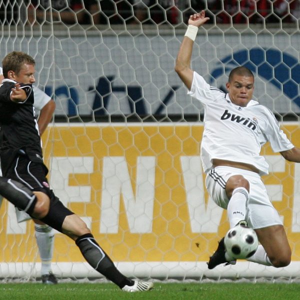 In der Sommervorbereitung 2008 kam die Eintracht mit Pepe erstmals in Berührung...