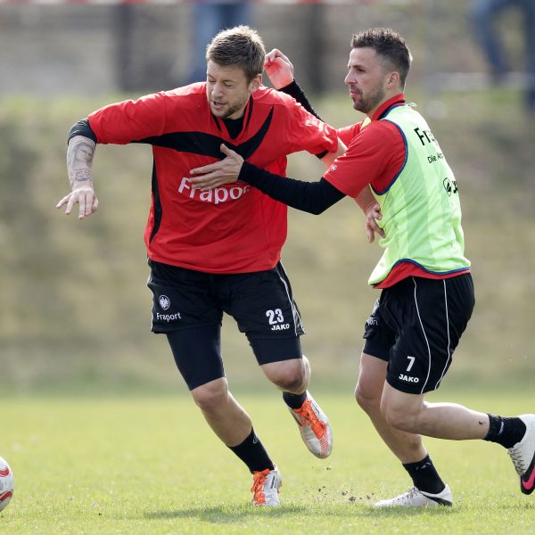 Die "Helden" der Jahre 2015 und 2016: Marco Russ und Benjamin Köhler noch zu gemeinsamen Eintracht-Zeiten im Training.