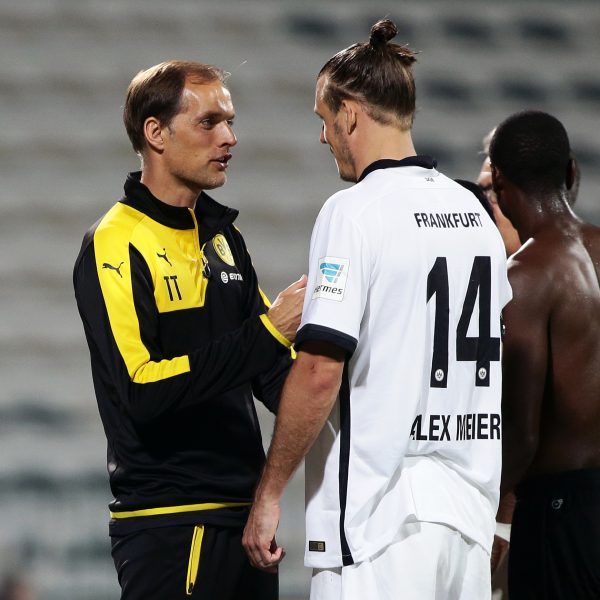 Thomas Tuchel (links, hier mit Alex Meier in Dubai) nimmt die Eintracht ernst.