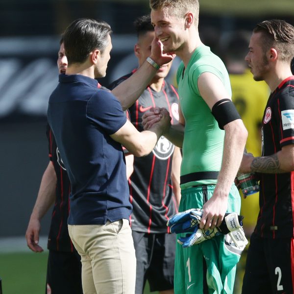 Niko Kovac (links) und Lukas Hradecky (mitte) wurden von ihren Kollegen unter die Top 3 ihrer Kategorie gewählt. 