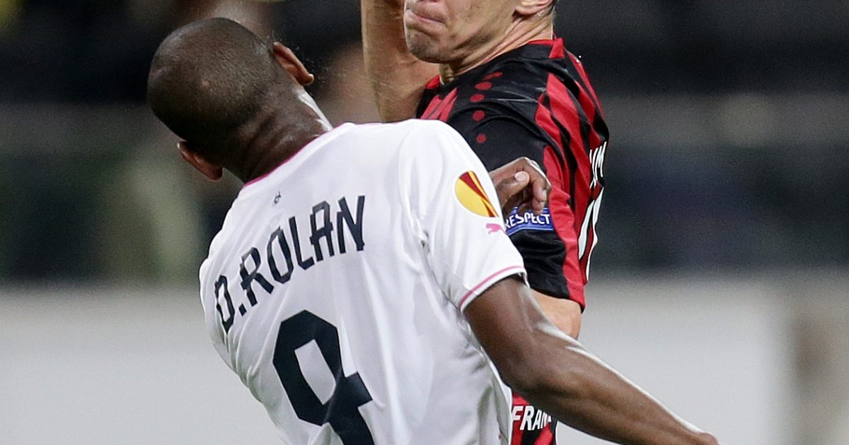 Johannes Flum zu seinen besten Zeiten: Im Europapokal gegen Girondis Bordeaux im Zweikampf mit Diego Rolan.