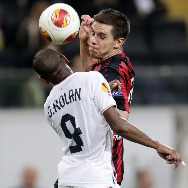 Johannes Flum zu seinen besten Zeiten: Im Europapokal gegen Girondis Bordeaux im Zweikampf mit Diego Rolan.