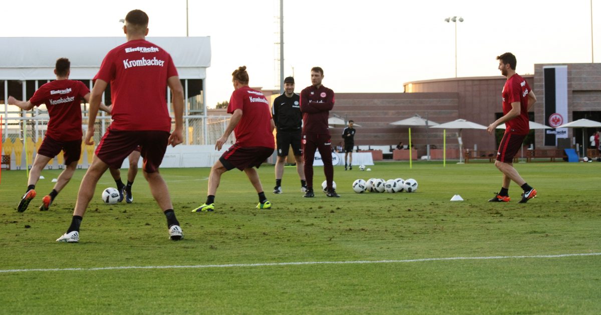 Das Trainerteam schaut genau hin und verlangt vollen Einsatz von der Mannschaft.