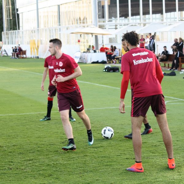 Max Besuschkow (links) fühlt sich im Kreise seiner Mitspieler pudelwohl. 