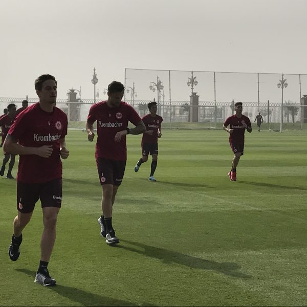 Die Profis von Eintracht Frankfurt quälten sich heute Früh im Nebel bei einer schweißtreibenden Konditionseinheit.