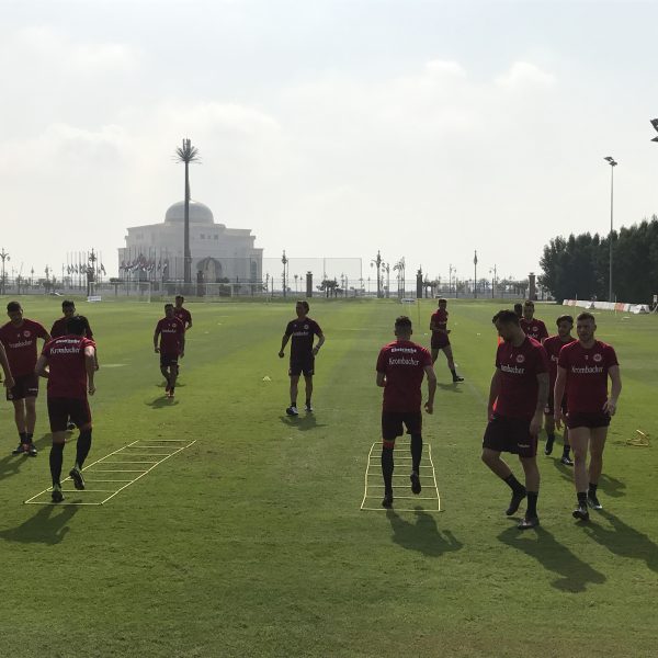 Flinke Füße: Im Schatten des Königspalastes von Abu Dhabi arbeiteten die Profis der SGE heute an ihrer Koordination.