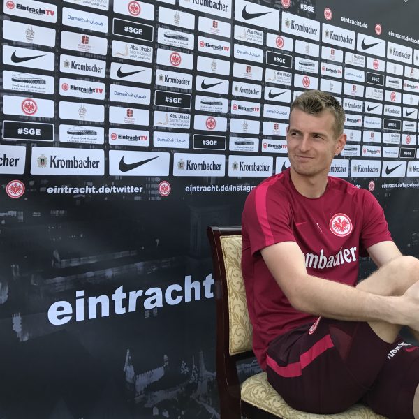 Lukas Hradecky steht gut gelaunt und entspannt Rede und Antwort.