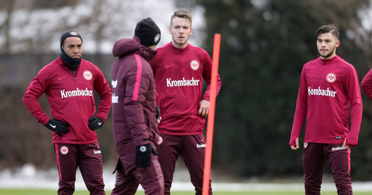 Max Besuschkow (m.) ist während der ersten Trainingseinheit des Jahres im Gespräch mit Trainer Niko Kovac. Auch in Abu Dhabi kann der Mittelfeldspieler auf sich aufmerksam machen. 