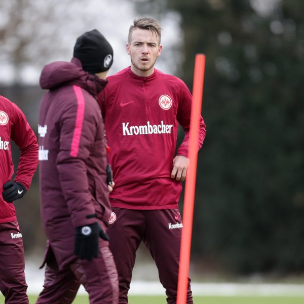 Max Besuschkow (m.) ist während der ersten Trainingseinheit des Jahres im Gespräch mit Trainer Niko Kovac. Auch in Abu Dhabi kann der Mittelfeldspieler auf sich aufmerksam machen. 