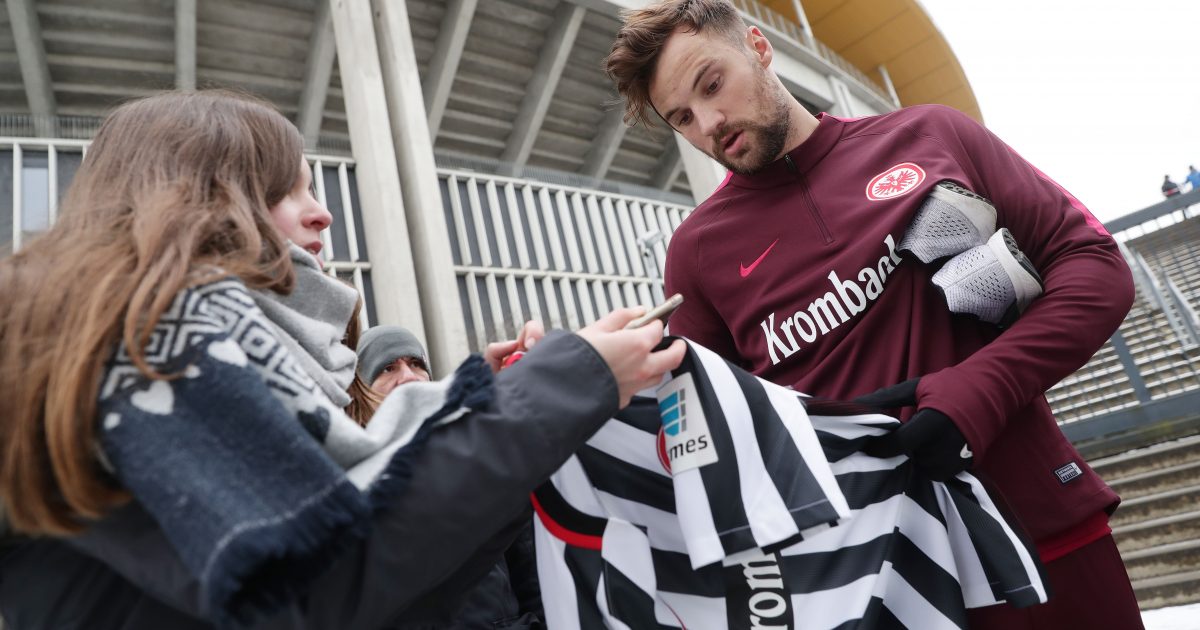 Wielange wird Haris Seferovic noch den Fans von Eintracht Frankfurt Autogramme geben?