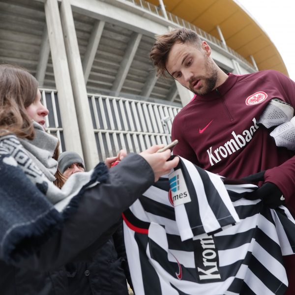 Wielange wird Haris Seferovic noch den Fans von Eintracht Frankfurt Autogramme geben?