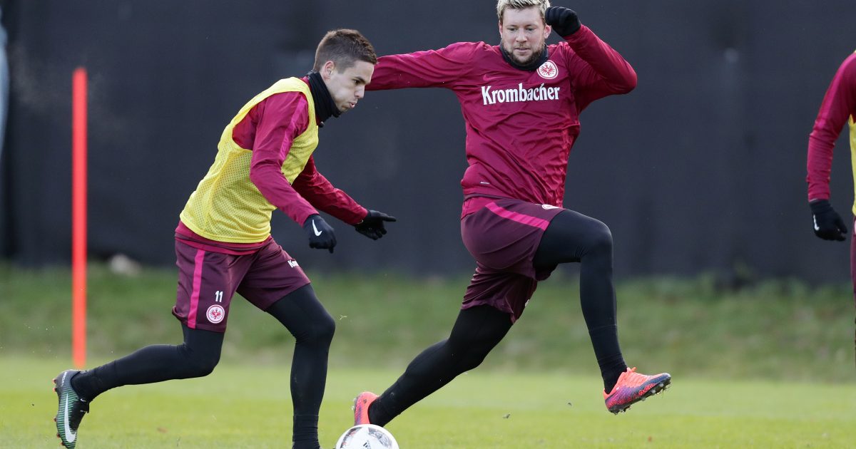 Mijat Gacinovic (links, hier im Zweikampf mit Marco Russ) muss nach eigenen Angaben noch viel an sich arbeiten. 