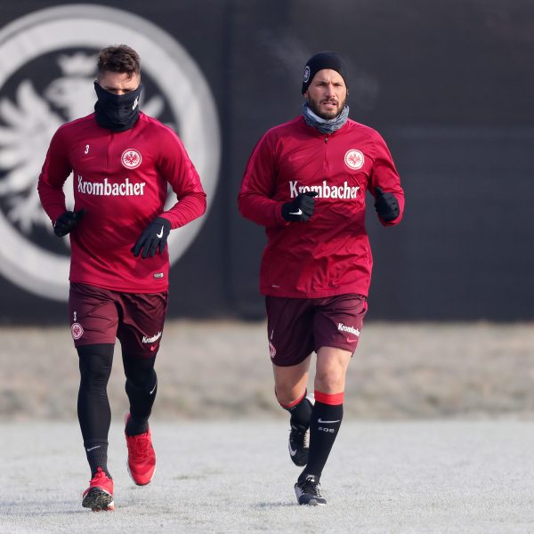 Guillermo Varela (links) und Szabolcs Huszti liefen heute ihre Runden um den Trainingsplatz der Eintracht.