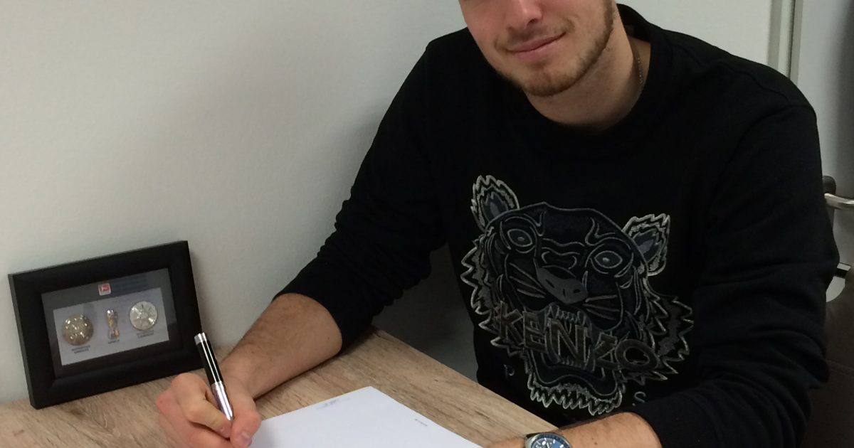 Unterzeichnet sein neues Arbeitspapier: Max Besuschkow (Foto: Eintracht Frankfurt)