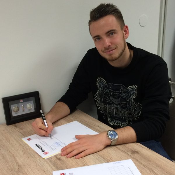 Unterzeichnet sein neues Arbeitspapier: Max Besuschkow (Foto: Eintracht Frankfurt)