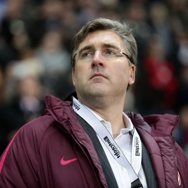 Axel Hellmann blickt nachdenklich auf die Zeit am Persischen Golf zurück.