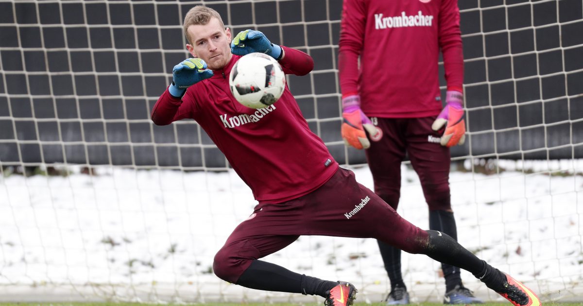 Lukas Hradecky packt den Taschenrechner vor den „Schlüsselduellen“ aus.