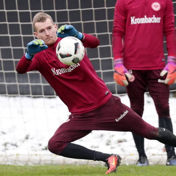 Lukas Hradecky packt den Taschenrechner vor den „Schlüsselduellen“ aus.