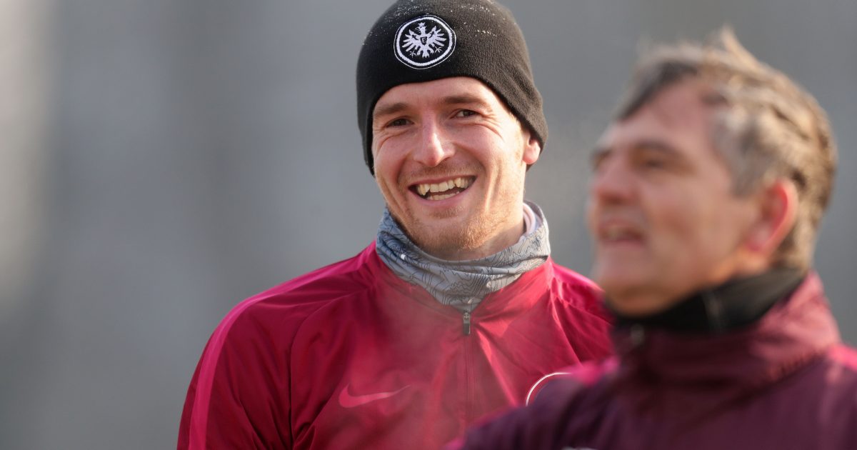 Lukas Hradecky hat wieder gut lachen und wird nur für ein Spiel gesperrt.