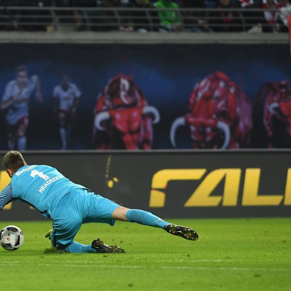 Musste nach drei Minuten vom Platz: Lukas Hradecky. Bild: imago/Jan Huebner