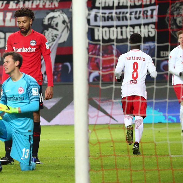 Eintracht-Ersatztorwart Heinz Lindner musste bei seinem Bundesliga-Debüt dreimal den Ball aus dem eigenen Netz fischen. Bild: Imago/Picture Point LE